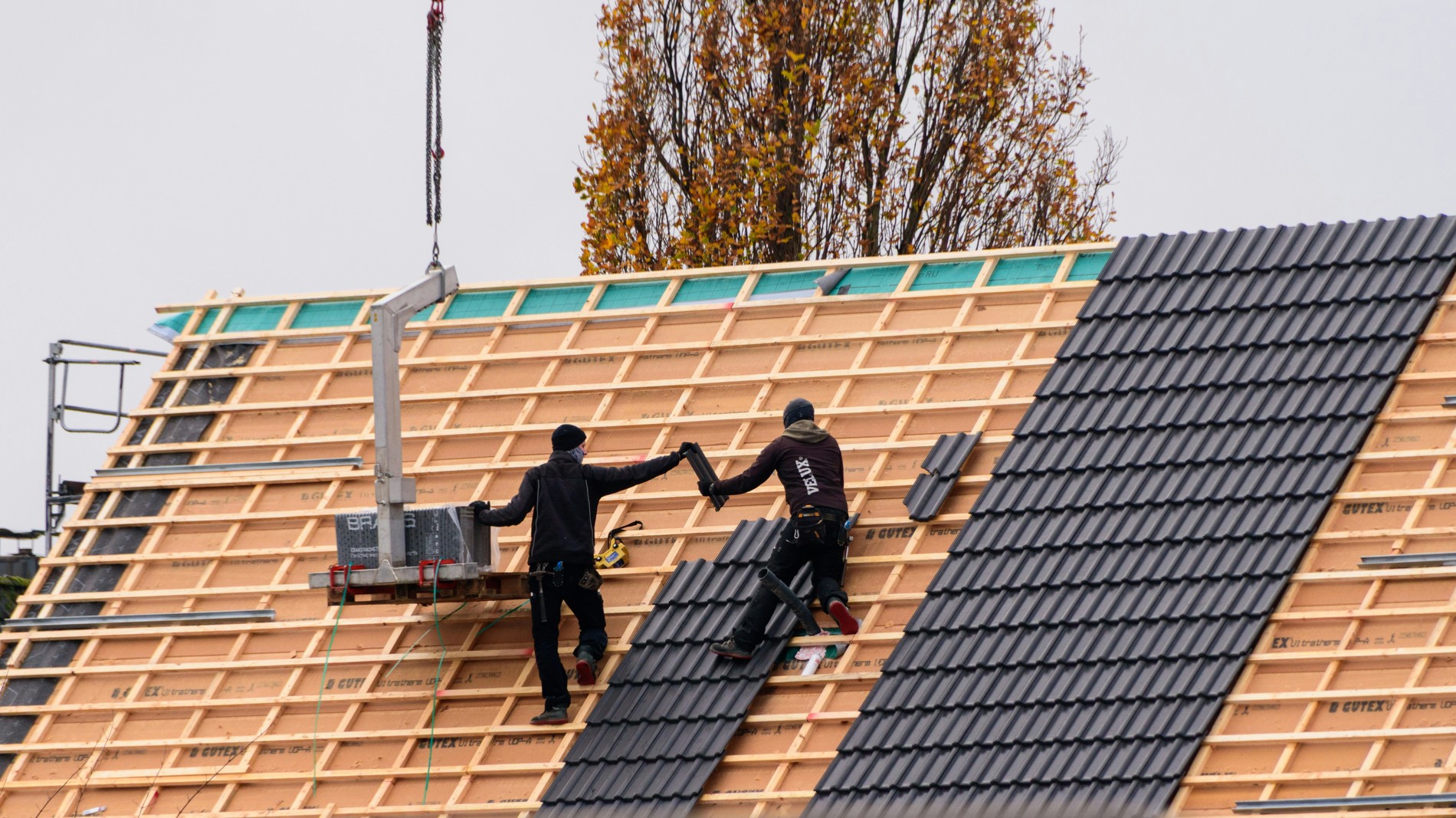 Couvreurs travaillant sur une toiture à Saint-Yvi